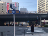 3.NISHI GINZA、阪急を右手に通過すると高架が見えてきますので、その下を通り抜けます。