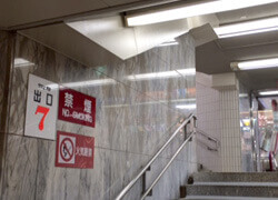1.地下鉄東山線・名城線、名鉄瀬戸線『栄駅』地下のクリスタル広場にあるサカエチカ7番出口にお入り下さい。