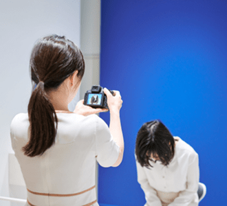 頭部の写真を撮影する様子