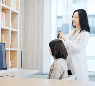 医師による診察の様子