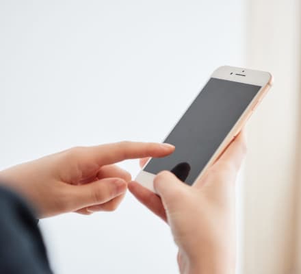 スマートフォンでご予約・受付を行っている様子