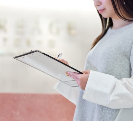 問診票への記入をしている様子