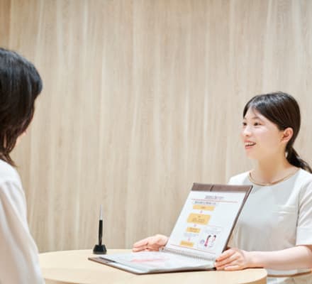 専門スタッフによる治療内容の説明とカウンセリングを行っている様子