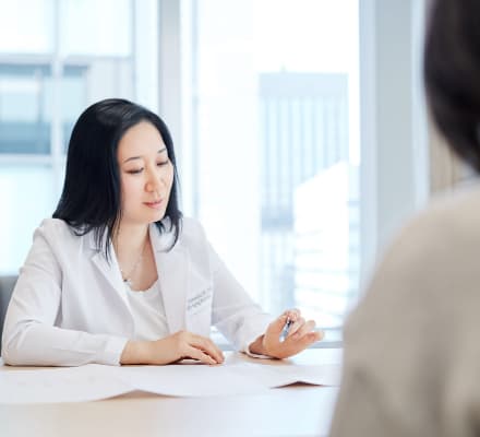 検査結果の報告を行っている様子