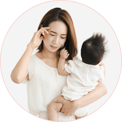 赤ちゃんを抱きながら薄毛に悩んでいるイメージ画像