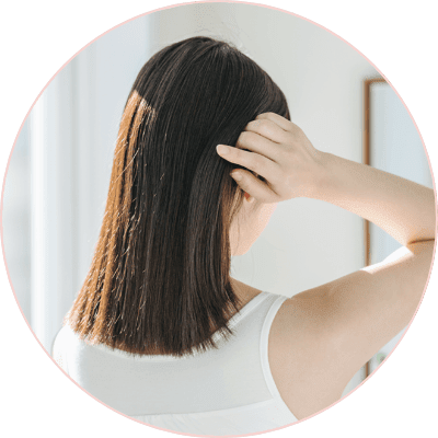 髪に手を当てている女性のイメージ画像