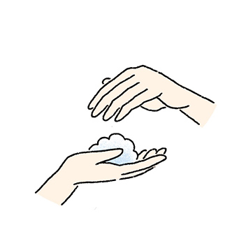 手の上でシャンプーを泡立てる