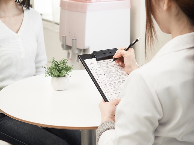 女性の抜け毛対策で効果が薄いときは抜け毛の専門クリニックで相談を